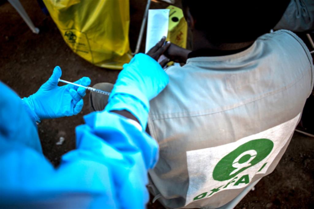 Vaccinazioni in Africa di un medico della ong Oxfam   