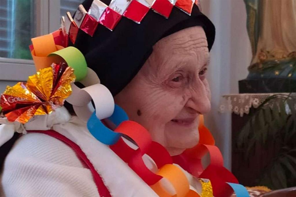 Una curiosa immagine di suor Anna Maria del Sacro Cuore festeggiata dalle consorelle in occasione del suo 100° compleanno