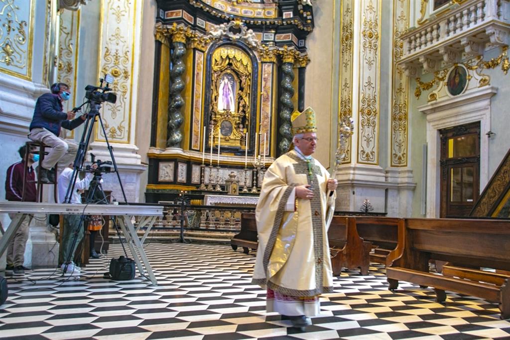 Il vescovo di Bergamo, Francesco Beschi, celebra la messa della domenica di Pasqua; la funzione è a porte chiuse a causa del Covid e viene trasmessa in diretta dalla tv locale