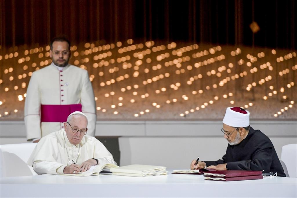 Papa Francesco e Ahmed el-Tayeb, grande imam di al-Azhar, firmano la dichiarazione di Abu Dhabi, nel 2019