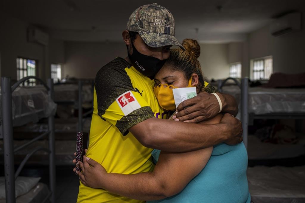 Messico, Reynosa, maggio 2021. Cindy Caceres (28) e Carlos Roberto Tunez (27) cercano asilo politico negli Stati Uniti dopo essere fuggiti dall'Honduras per salvarsi la vita - © Yael Martinez / Magnum Photos/Yael Martinez