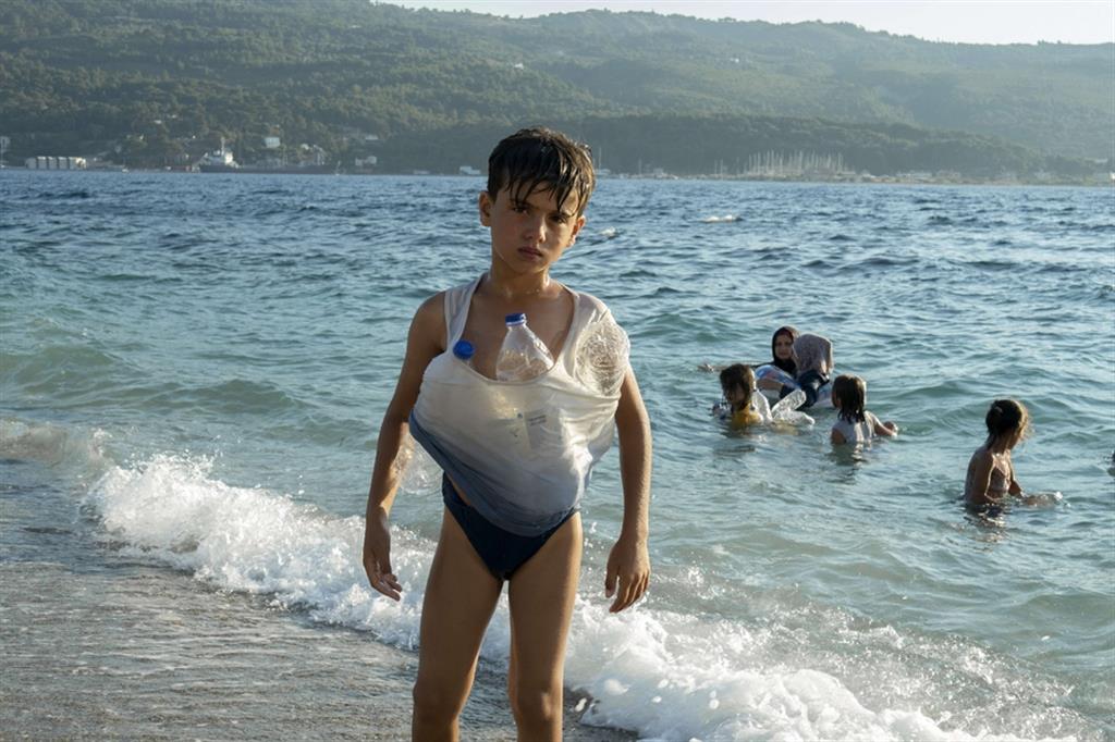 Samos, Grecia, luglio 2020. Un bambino siriano uscito dal mare dopo aver tentato di imparare a nuotare - © Enri Canaj / Magnum Photos