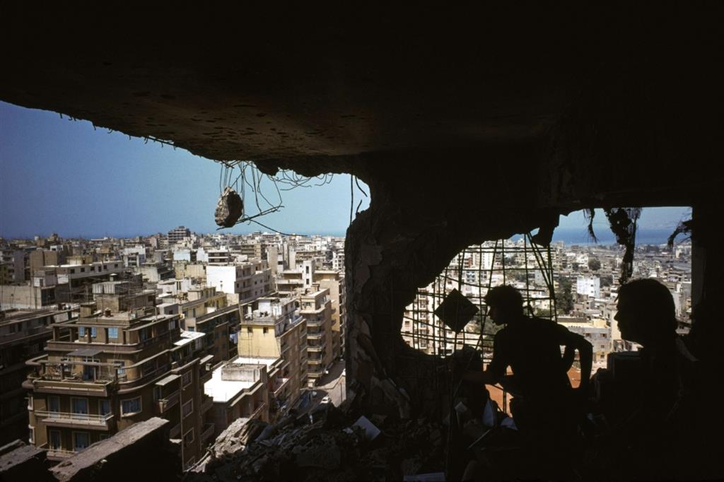 Libano, 1976. Prima missione di MSF in una zona di conflitto Le vecchie tensioni tra le comunità libanesi e le manovre di potere degenerano in un'esplosione di violenza - © Raymond Depardon / Magnum Photos