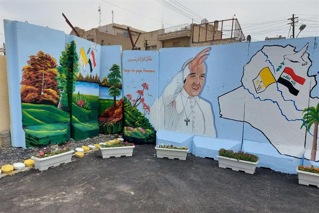Un murale realizzato per salutare l’arrivo a Baghdad di papa Francesco