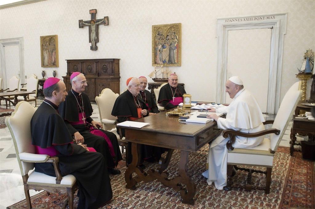 Un momento dell'udienza nello studio del Papa con la presidenza della Cei. Da sinistra, di fronte al Papa: Russo, Raspanti, Bassetti, Meini e Brambilla