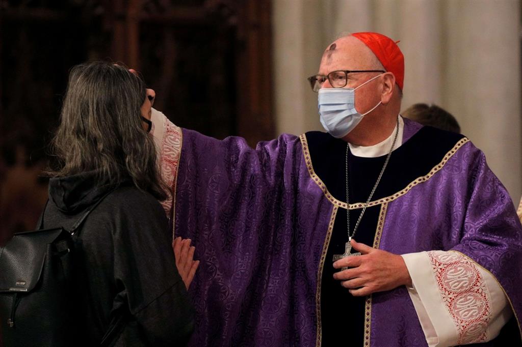 Il cardinale Timothy Dolan nella Cattedrale di San Patrick, New York - Reuters