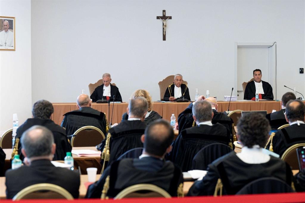 La prima udienza del processo per la gestione dei fondi della Segreteria di Stato, svoltasi nella Sala polifunzionale dei Musei Vaticani, allestita come Aula di Tribunale