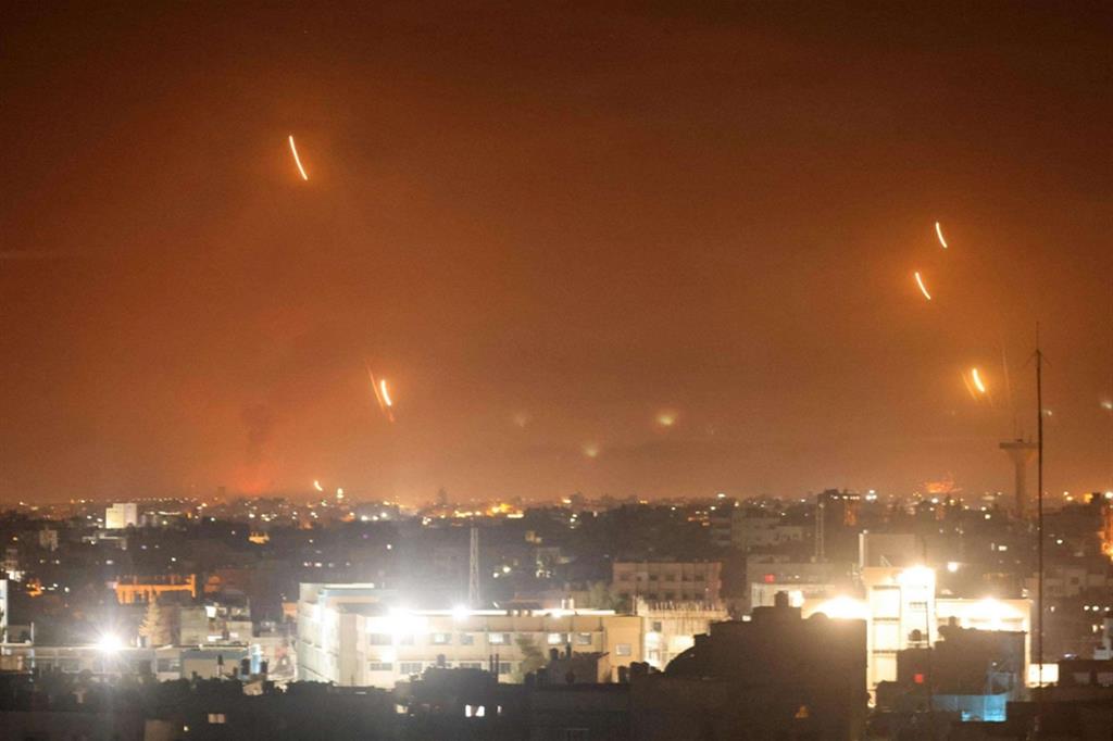 Pioggia di razzi nella notte sul territorio israeliano, lanciati da Rafah nel sud della Striscia di Gaza
