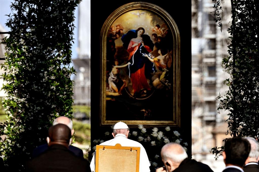 Papa Francesco davanti a una copia del quadro "La Madonna che scioglie i nodi"