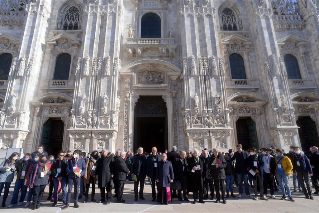 I vescovi e i giovani che hanno partecipato all'incontro nel Duomo di Milano