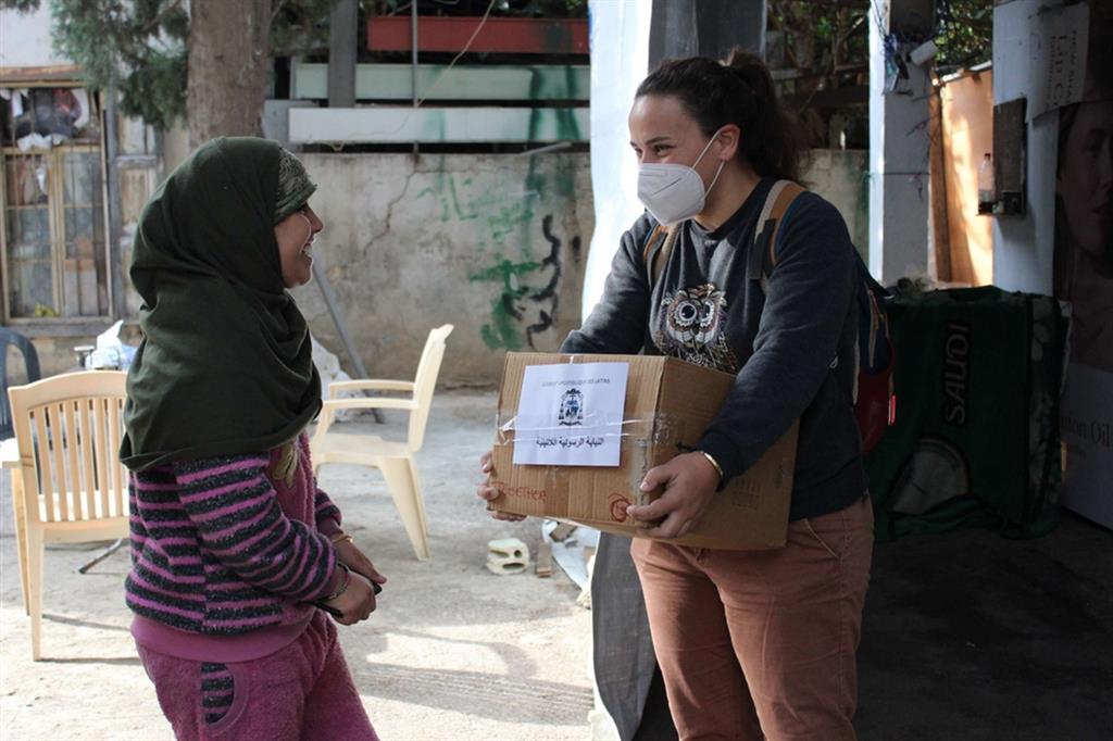 Una ragazza cattolica con un pacco di aiuti per le famiglie del Libano