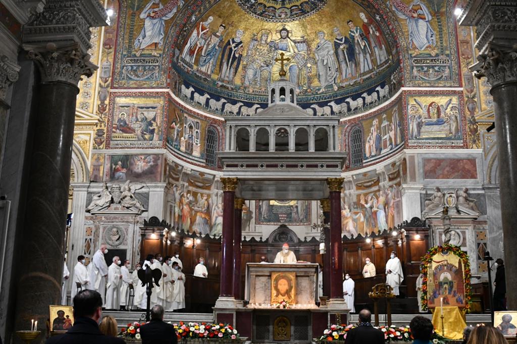 Un momento della celebrazione per i 53 anni di Sant'Egidio nella Basilica di Santa Maria in Trastevere