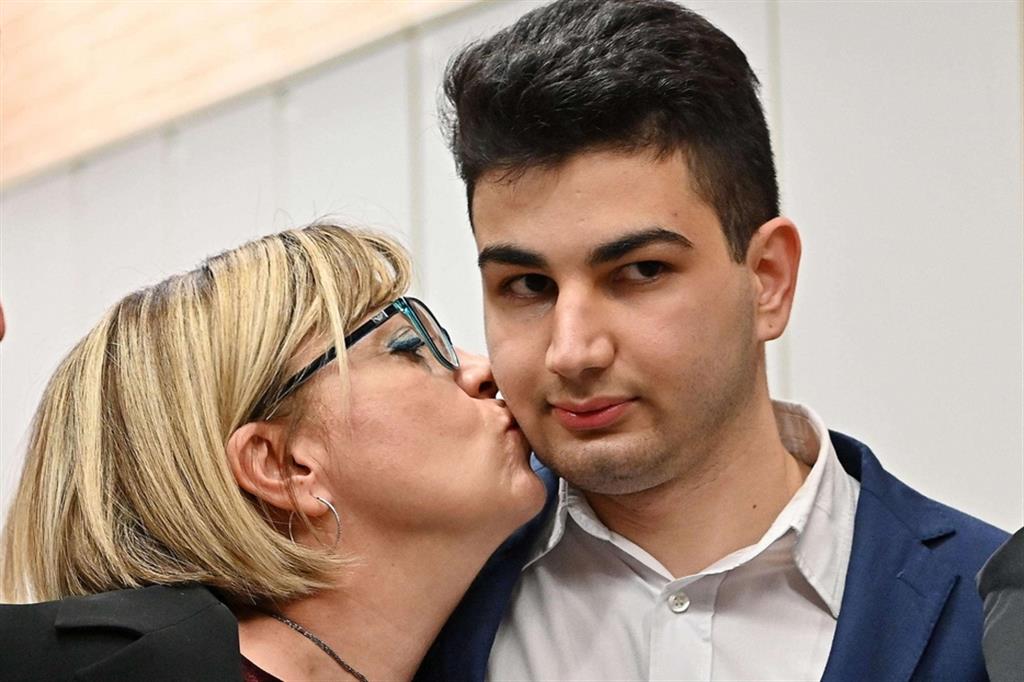 Alex e sua madre, dopo l'assoluzione del figlio. Il 30 aprile 2020, a Collegno (Torino), Alex uccise il padre a coltellate per proteggere la madre nel corso dell’ennesima lite in famiglia. Secondo i giudici si trattò di legittima difesa
