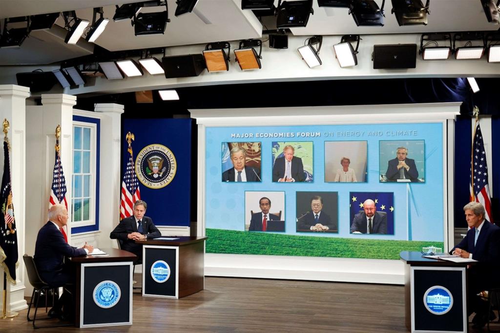 Il presidente Biden, il segretario di Stato Blinken e Kerry durante il forum sul clima alla Casa Bianca