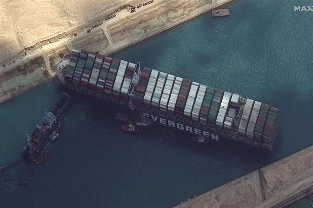L'enorme portacontainer di traverso nel canale di Suez sta bloccando il commercio marittimo tra Oriente e Occidente
