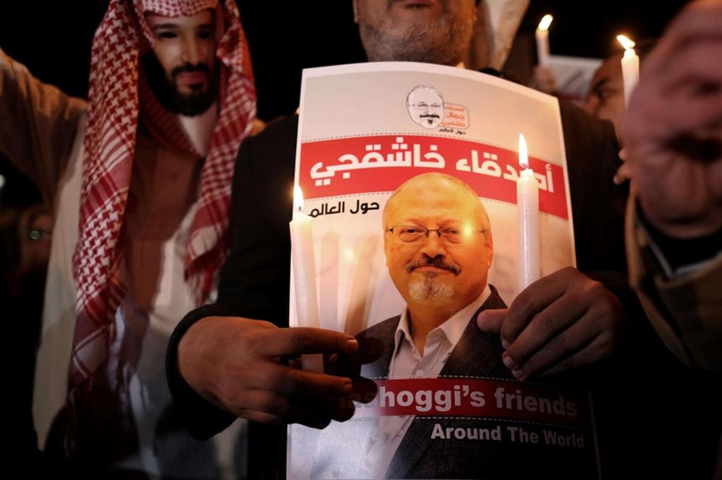 Una manifestazione davanti al consolato saudita di Istanbul dove è stato ucciso Khashoggi