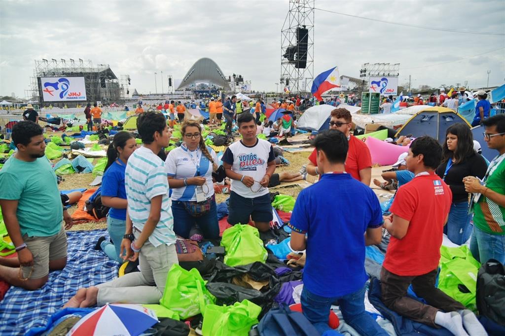 Alcuni giovani in preghiera e in attesa di papa Francesco alla Gmg di Panama nel 2019