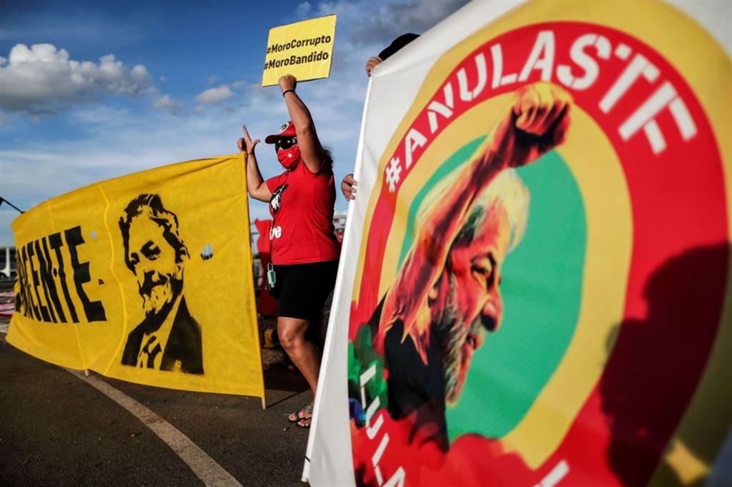 Manifestazione in favore di Lula di fronte alla Corte Suprema di Brasilia