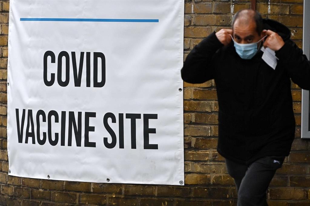 Un uomo esce da un centro vaccinale in centro a Londra