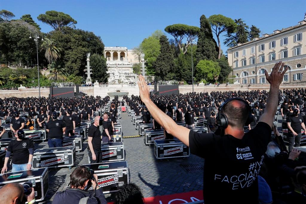 La protesta con i bauli dei lavoratori dello spettacolo in piazza del Popolo, a Roma
