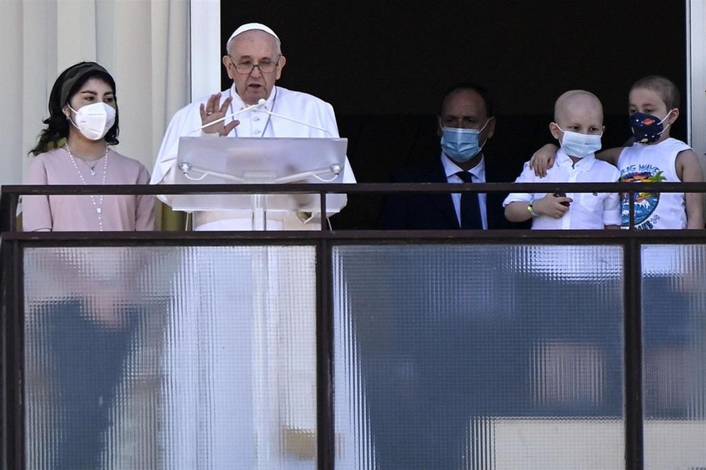 Il Papa si affaccia per l'Angelus dal ospedale Gemelli