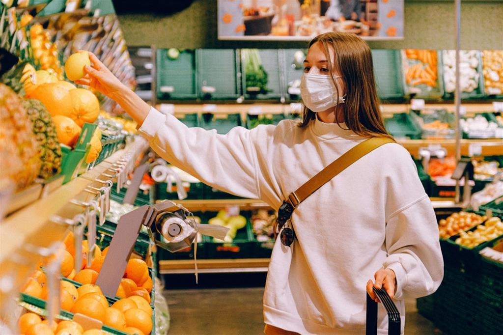 Una ragazza fa la spesa al supermercato