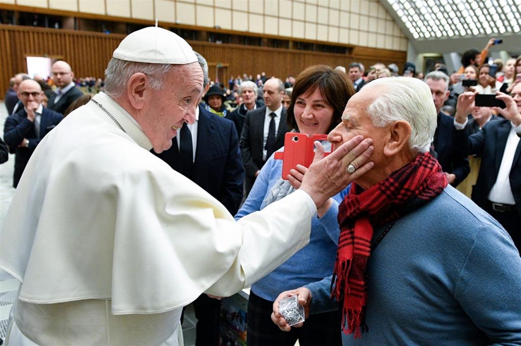 Il Papa accarezza un anziano nell'udienza generale del 15 gennaio 2020