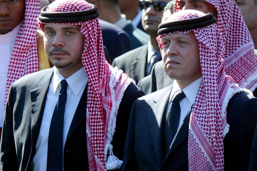 Il re di Giordania Abdallah (a destra) con il fratellastro Hamza bin Al Hussein, in una foto del 2004
