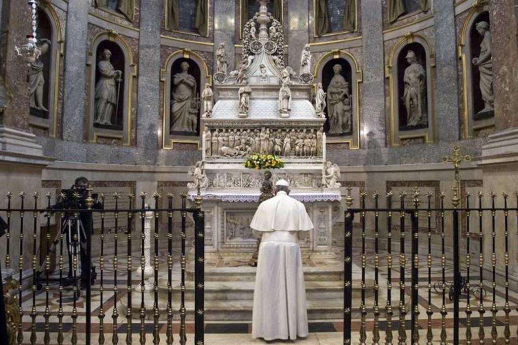 Il Papa in preghiera davanti alla tomba di san Domenico a Bologna il primo ottobre 2017