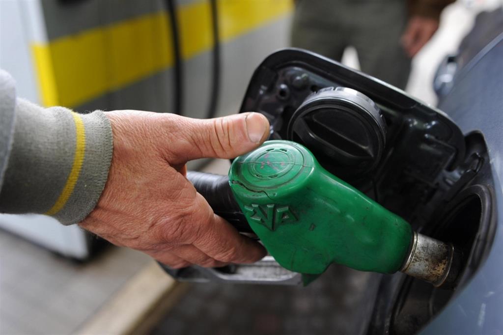 Un rifornimento di benzina verde: i consumi in Italia sono in calo da 30 anni