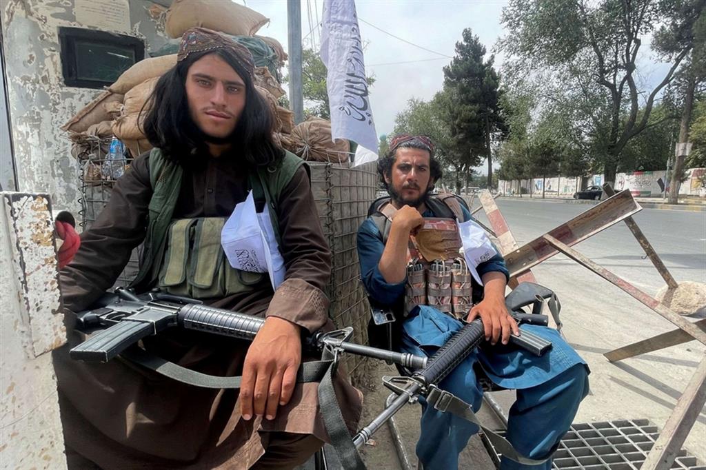 Due taleban presidiano un check point a Kabul