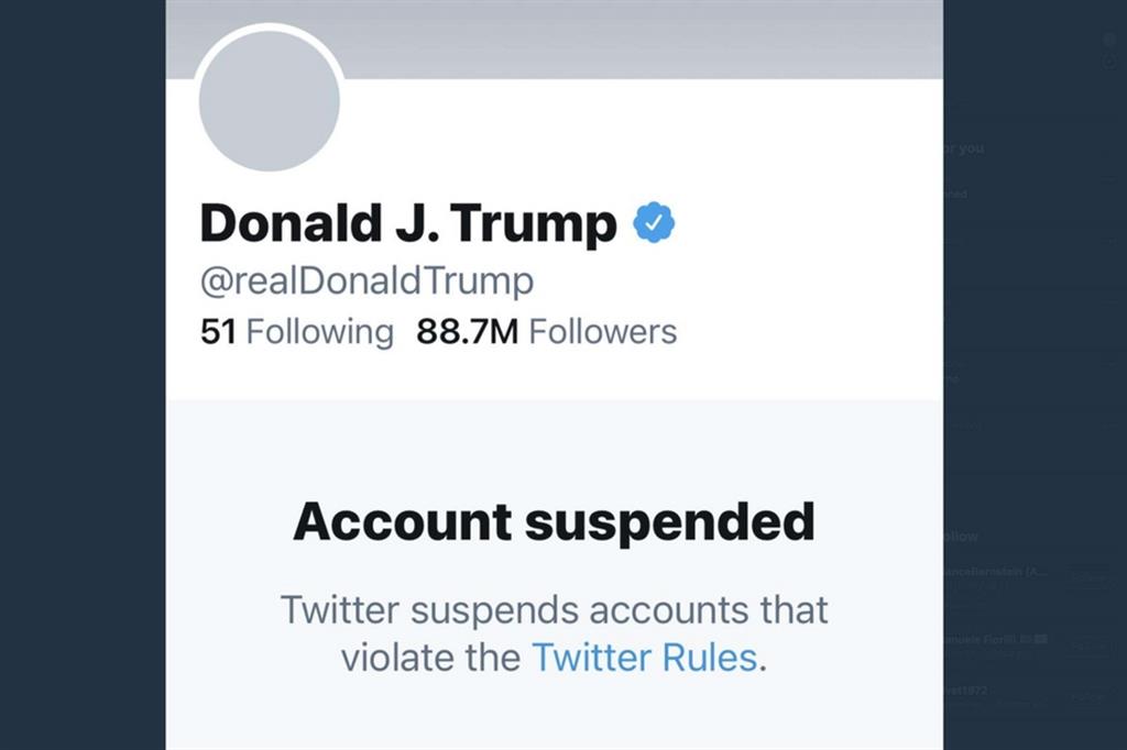 Twitter rimuove l'account di Trump. Lui: «Non mi zittiranno, annunci a breve»