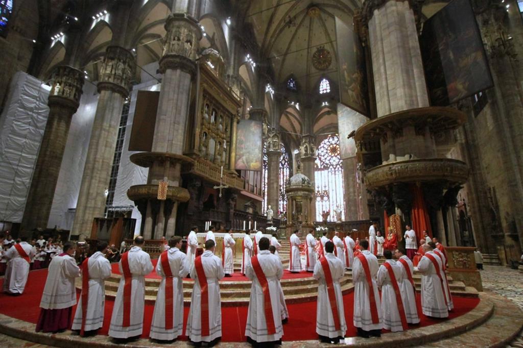 Ordinazione sacerdotale nel Duomo di Milano in un'immagine d'archivio