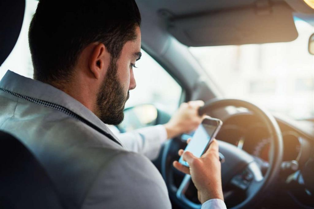 Usare il cellulare mentre si guida: ecco cosa si rischia
