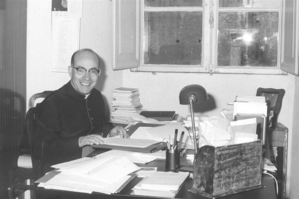 Don Giaquinta nel suo studio al Vicariato di Roma