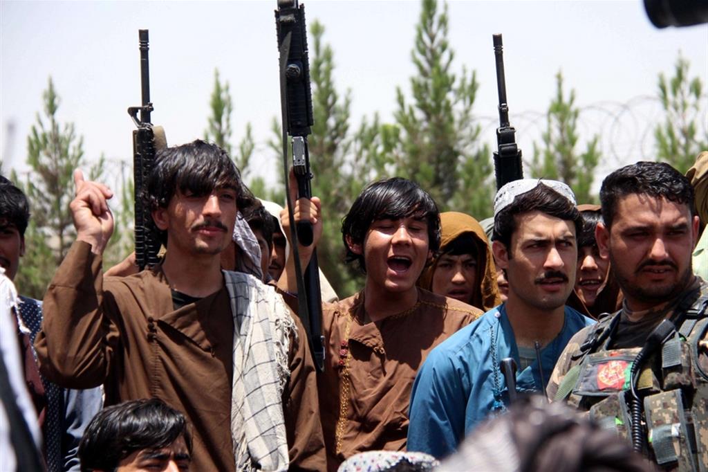 civili afghani in armi dopo l’addestramento nell’Helmand da parte delle forze governative