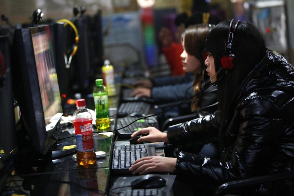 Giovani cinesi in un internet bar
