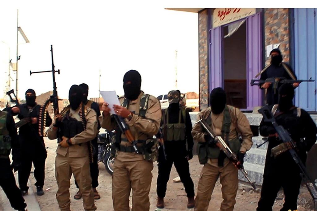 Miliziani del Daesh, in un video di propaganda del 2016, nella regione di Raqqa, la capitale del Califfato in Siria