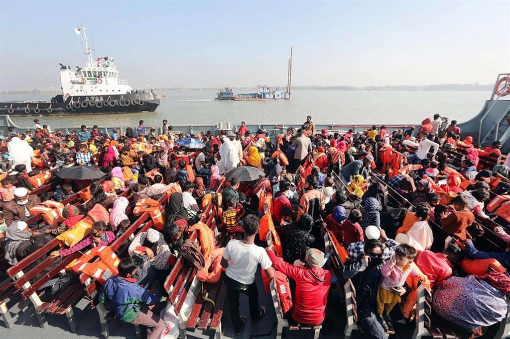 I profughi sulla nave che li porterà a Bhasan Char dal porto di Chittagong