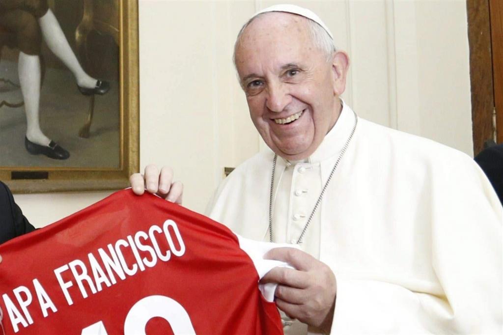Il Papa riceve una maglia da calciatore con il suo nome, in un'immagine d'archivio