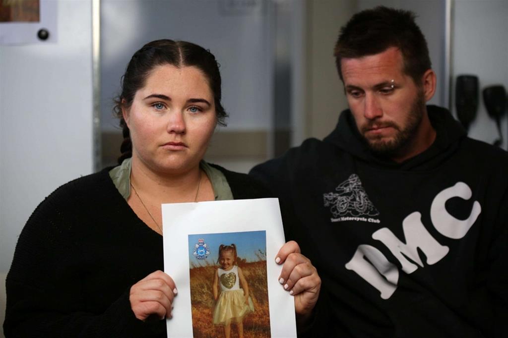 La madre della bambina scomparsa mostra la foto della figlia