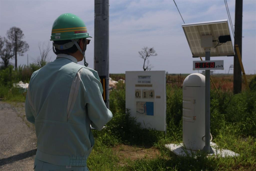 Un operatore controlla il livello delle radiazioni a Fukushima