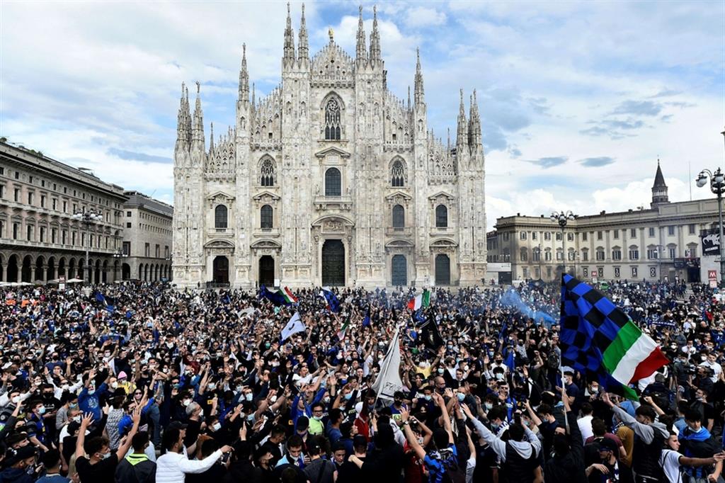 Piazza Duomo gremita: la Questura valuta in 30mila i tifosi che si sono riversati in centro