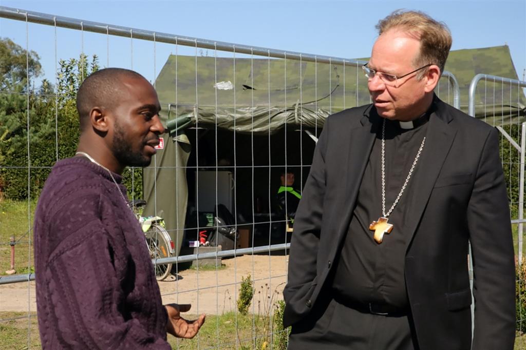 L’arcivescovo Grusas in un campo profughi in Lituania