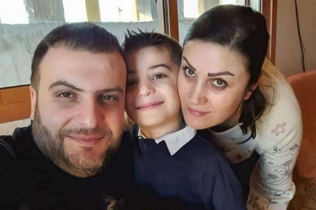 Husam al-Qass, in una foto recente con la famiglia