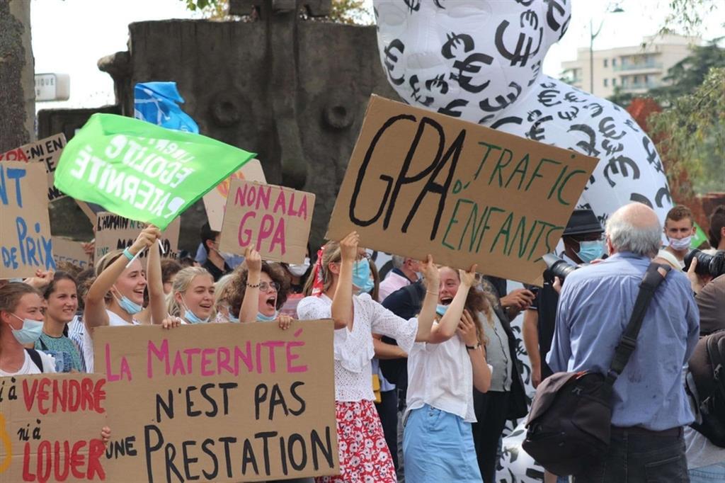 La manifestazione a Parigi davanti al salone Désir d'enfant. sabato 4 settembre 2021