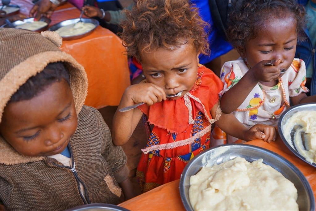 Bimbi in un centro nutrizionale nella regione meridionale di Anosy in Madagascar