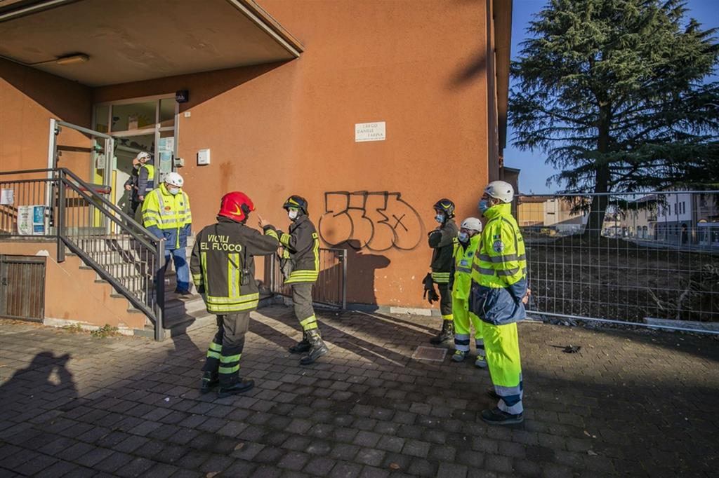 Vigili del fuoco e protezione civile effettuano un sopralluogo nella scuola di Bonate, Bergamo, epicentro del sisma