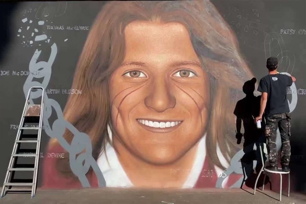 Da qualche giorno il volto sorridente di Bobby Sands campeggia anche a Roma, in un grande murale realizzato dall’artista di strada Jorit sulle pareti esterne della palestra popolare Valerio Verbano, nel quartiere del Tufello