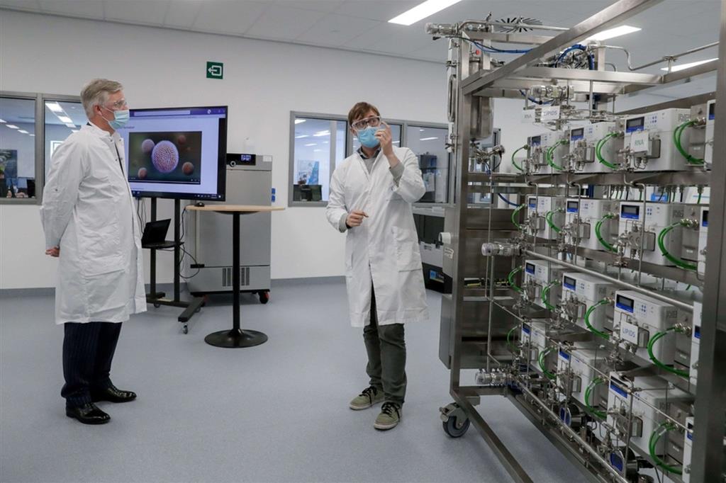 Il re del Belgio, Filippo, i visita a un impianto di produzione del vaccino Pfizer-BioNTech. Ma le tecnologie relative ai vaccini non possono restare in mano solo a pochi e ci costi di produzione devono essere abbassati